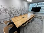 Stół konferencyjny ze stali i drewna